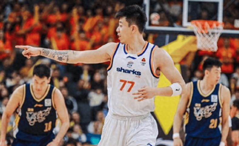 掀翻广东,登顶联赛第1!王哲林怒吼庆祝,张镇麟23+3立大功