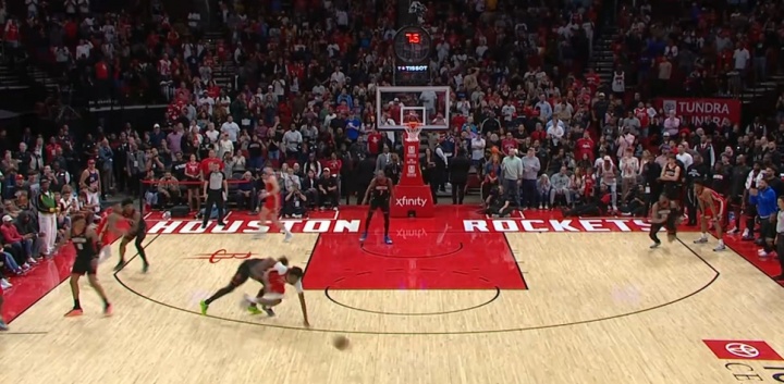 这是什么?锡安边线球直接发给空气失误 琼斯拼命救球但摔倒了